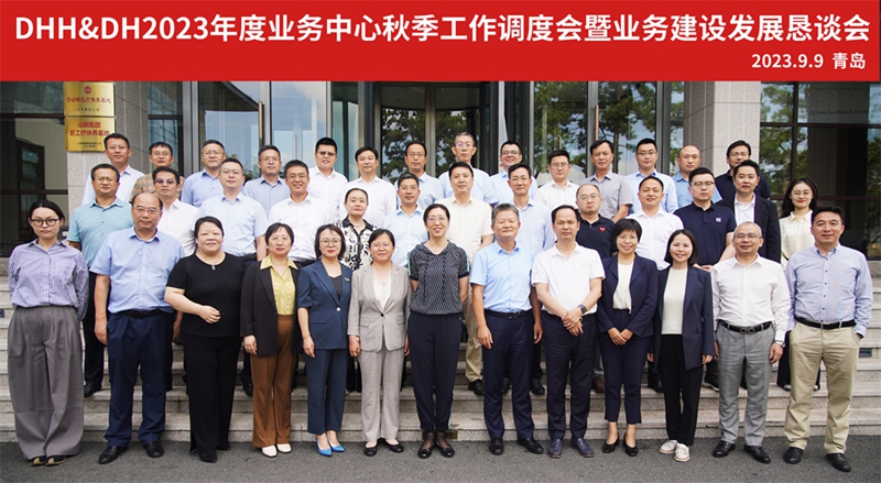 32合照红底白字高清.jpg